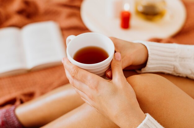 Mujer sosteniendo una taza de té