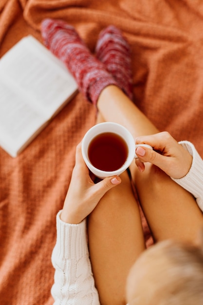 Foto gratuita mujer sosteniendo una taza de té