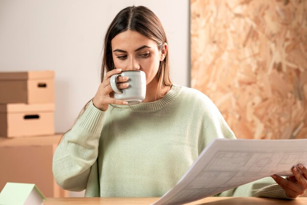 Mujer sosteniendo una taza de tiro medio