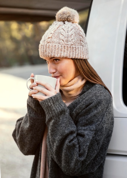 Foto gratuita mujer sosteniendo una taza de tiro medio