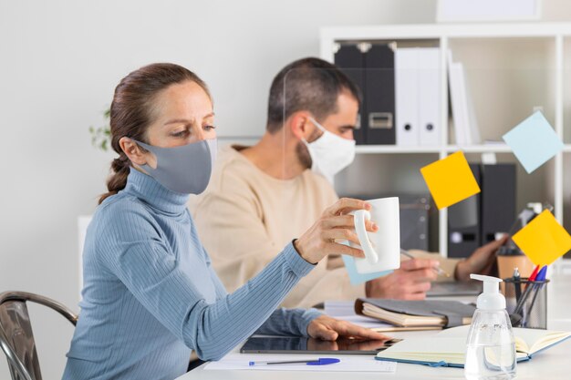 Mujer sosteniendo una taza de tiro medio