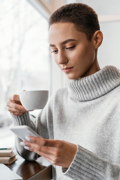 Mujer sosteniendo una taza de tiro medio