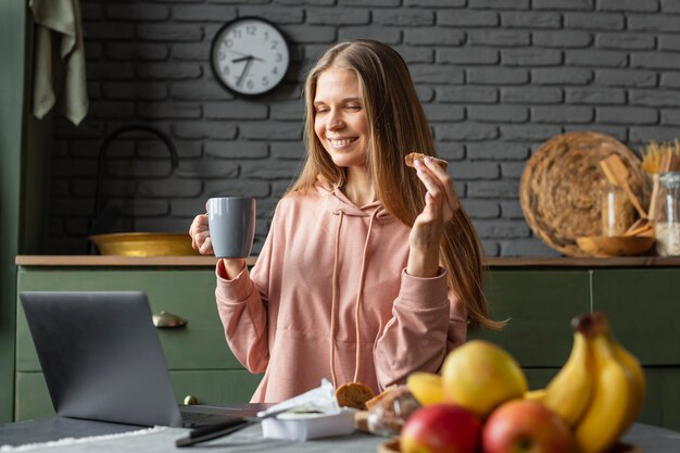 Mujer sosteniendo una taza de tiro medio