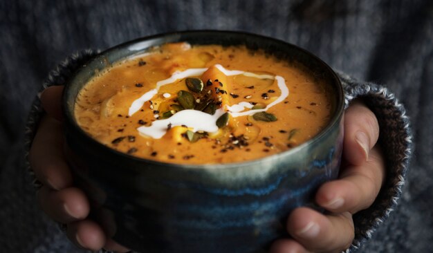 Mujer sosteniendo un tazón de sopa idea de receta de fotografía de comida