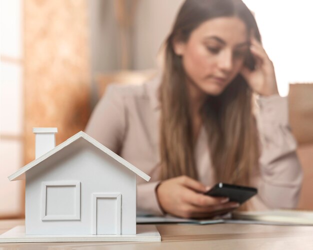 Mujer sosteniendo teléfono de tiro medio