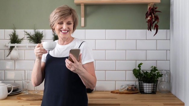 Foto gratuita mujer sosteniendo teléfono tiro medio