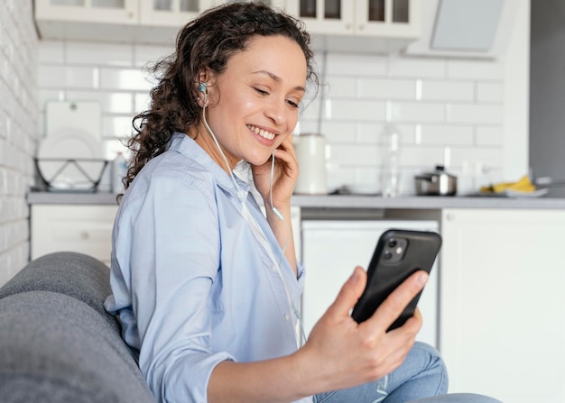 Mujer sosteniendo un teléfono de tiro medio