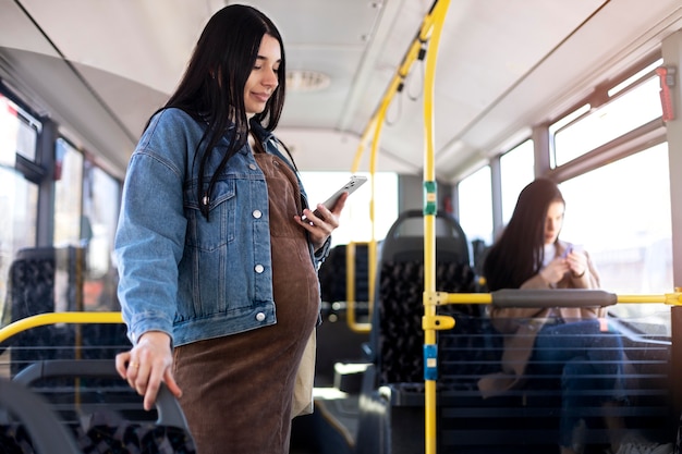 Mujer sosteniendo un teléfono de tiro medio