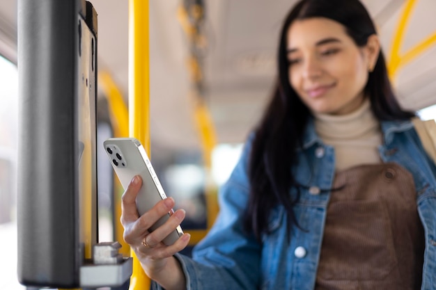 Mujer sosteniendo un teléfono de tiro medio