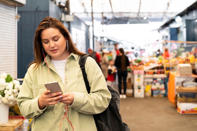 Mujer sosteniendo un teléfono de tiro medio