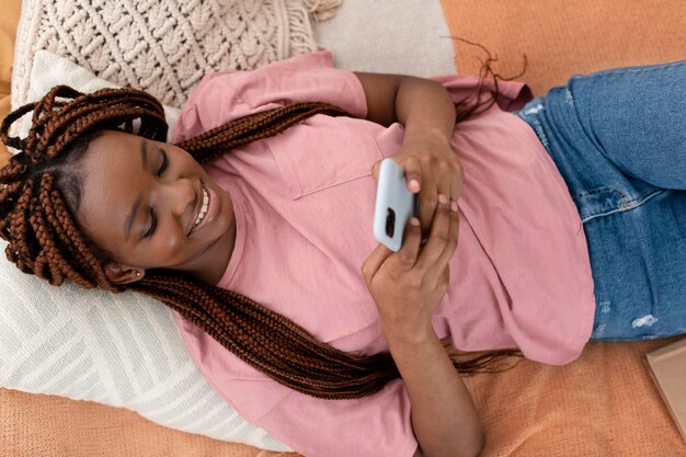 Mujer sosteniendo un teléfono de tiro medio