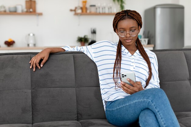 Mujer sosteniendo teléfono tiro medio