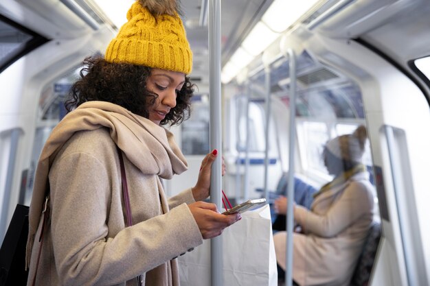 Mujer sosteniendo un teléfono de tiro medio