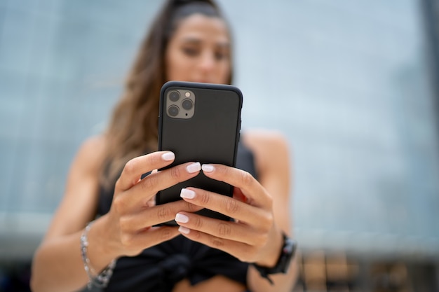 Mujer sosteniendo un teléfono