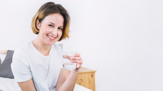 Mujer sosteniendo un vaso de agua