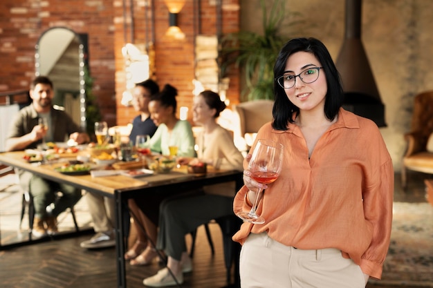 Mujer sosteniendo un vaso de tiro medio