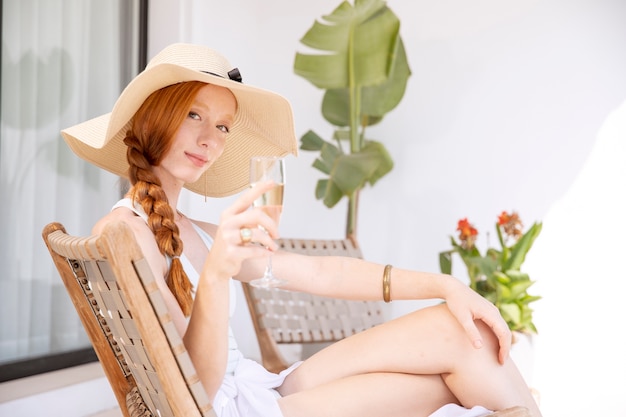 Mujer sosteniendo un vaso de tiro medio