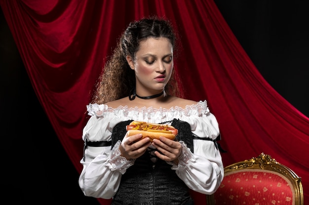 Mujer sosteniendo vista frontal de hot dog