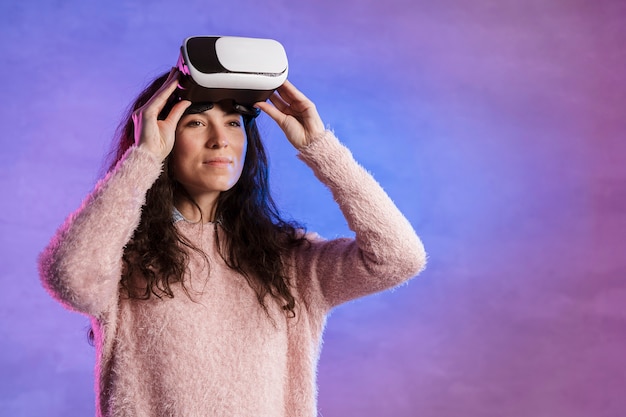 Foto gratuita mujer sosteniendo vr nueva tecnología