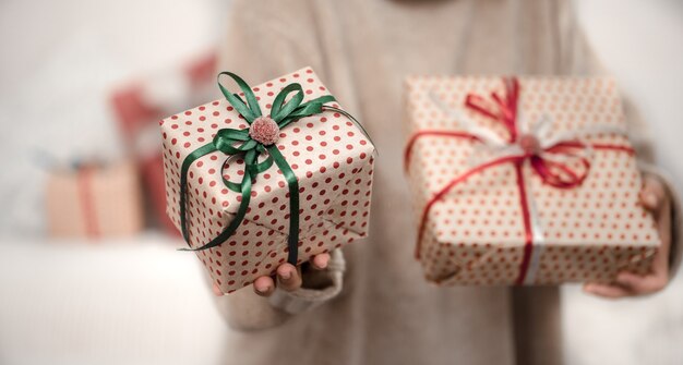 Una mujer sostiene un hermoso regalo de Navidad.