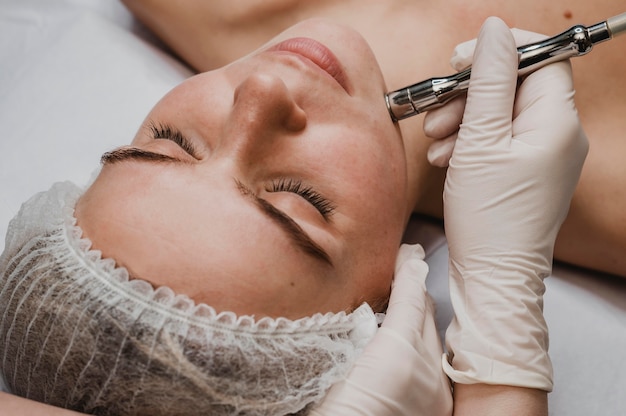 Mujer en el spa con un tratamiento cosmético