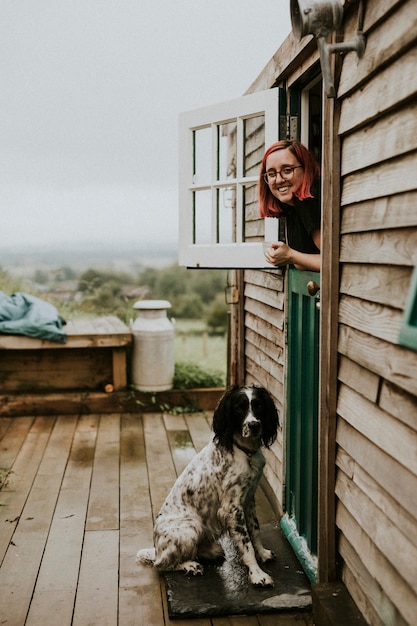 Foto gratuita mujer y su adorable perro