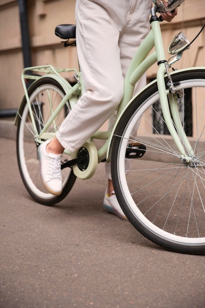 Mujer en su bicicleta en la ciudad