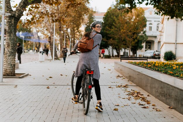 Mujer y su bicicleta tiro largo