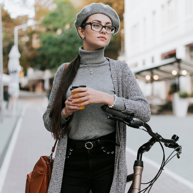 Mujer y su bicicleta tomando café