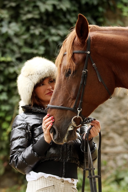 Mujer y su caballo marrón