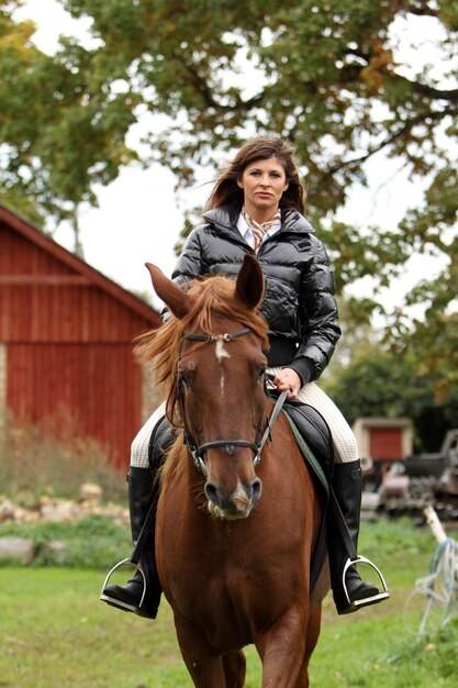 Mujer y su caballo marrón