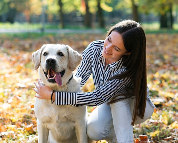 Foto gratuita mujer con su canino en el parque