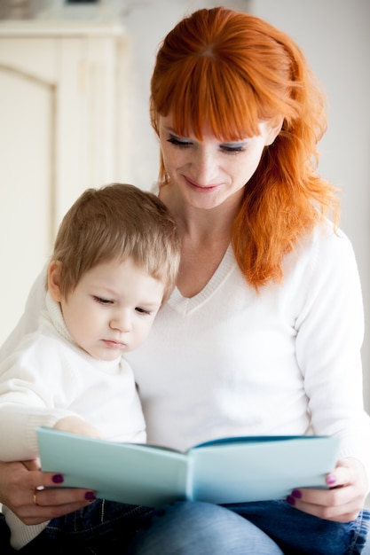 Foto gratuita mujer con su hijo