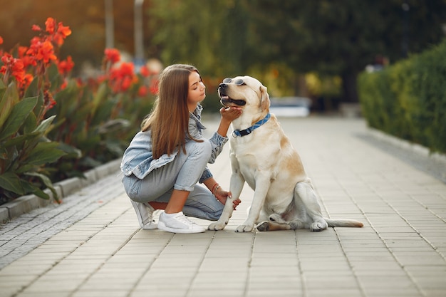 mujer con su lindo perro en la calle