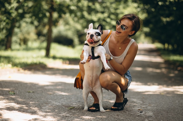 Mujer con su mascota bulldog francés