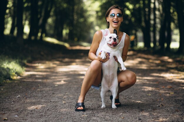 Mujer con su mascota bulldog francés