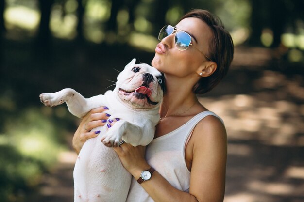 Mujer con su mascota bulldog francés