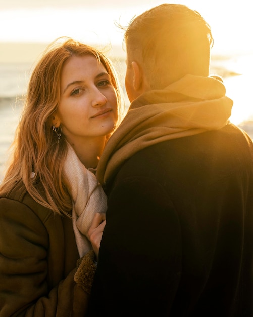 Mujer con su novio en la playa en invierno