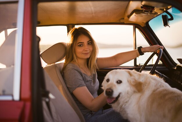 Mujer con su perro en coche