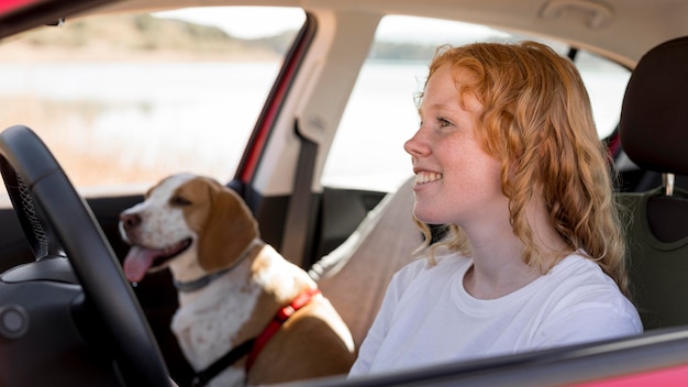 Mujer y su perro en el coche