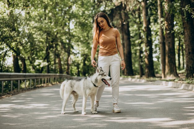 Mujer con su perro husky en el parque