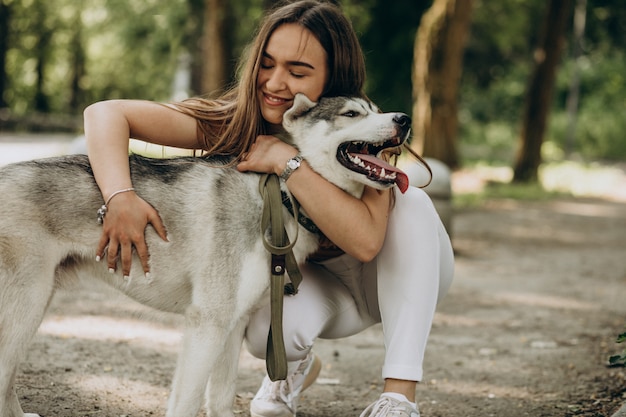 Mujer con su perro husky en el parque