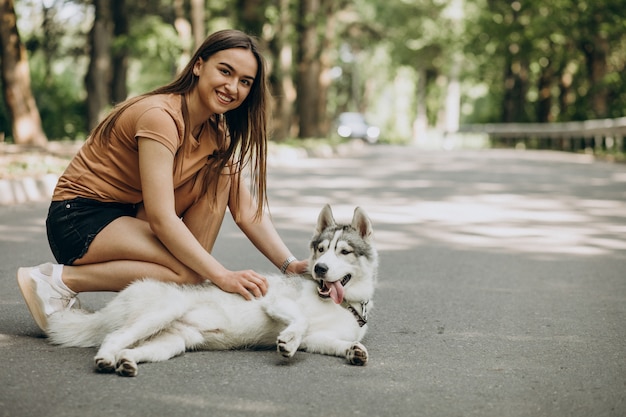 Mujer con su perro husky en el parque