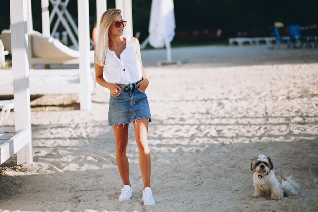 Mujer con su perro en vacaciones