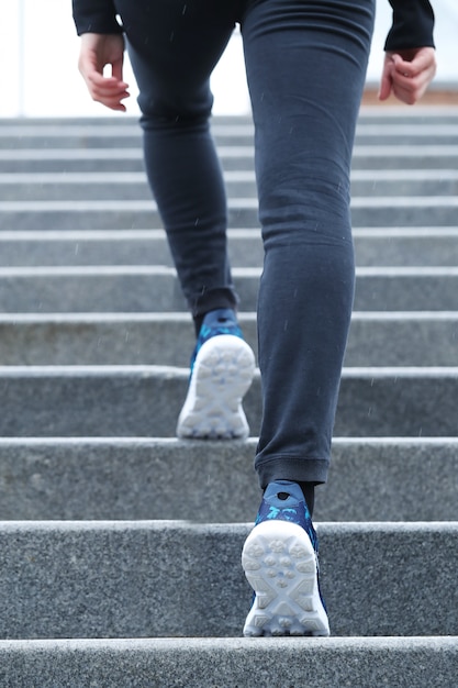 Mujer subiendo las escaleras.