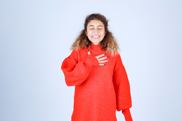 mujer en sudadera roja dando poses alegres y positivas.