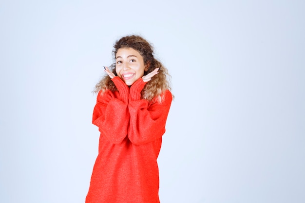 mujer en sudadera roja dando poses alegres y positivas.