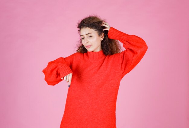 mujer en sudadera roja dando poses neutrales.