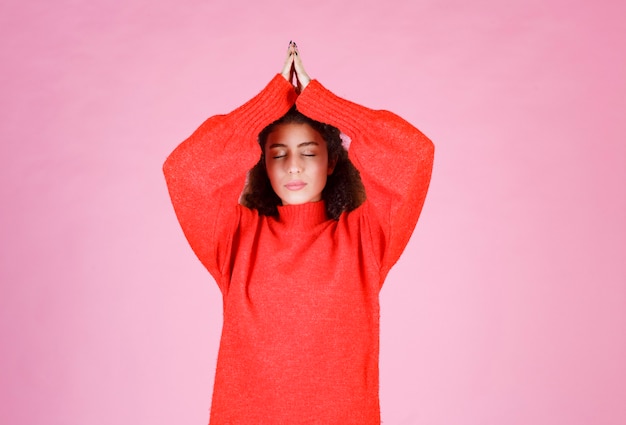 Foto gratuita mujer en sudadera roja parece exhausta y con sueño.