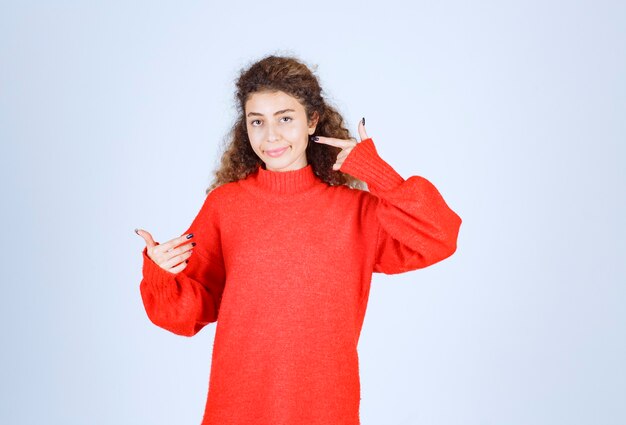 mujer en sudadera roja que significa su sonrisa.